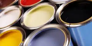 Barattoli di vernice aperti di diversi colori