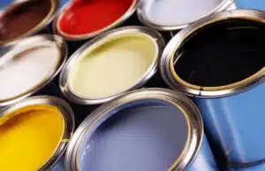 Barattoli di vernice aperti di diversi colori