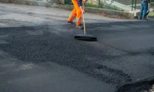 addetto alla rimozione e smaltimento del manto stradale
