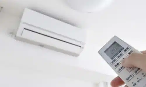 un condizionatore non funzionante che deve essere smaltito